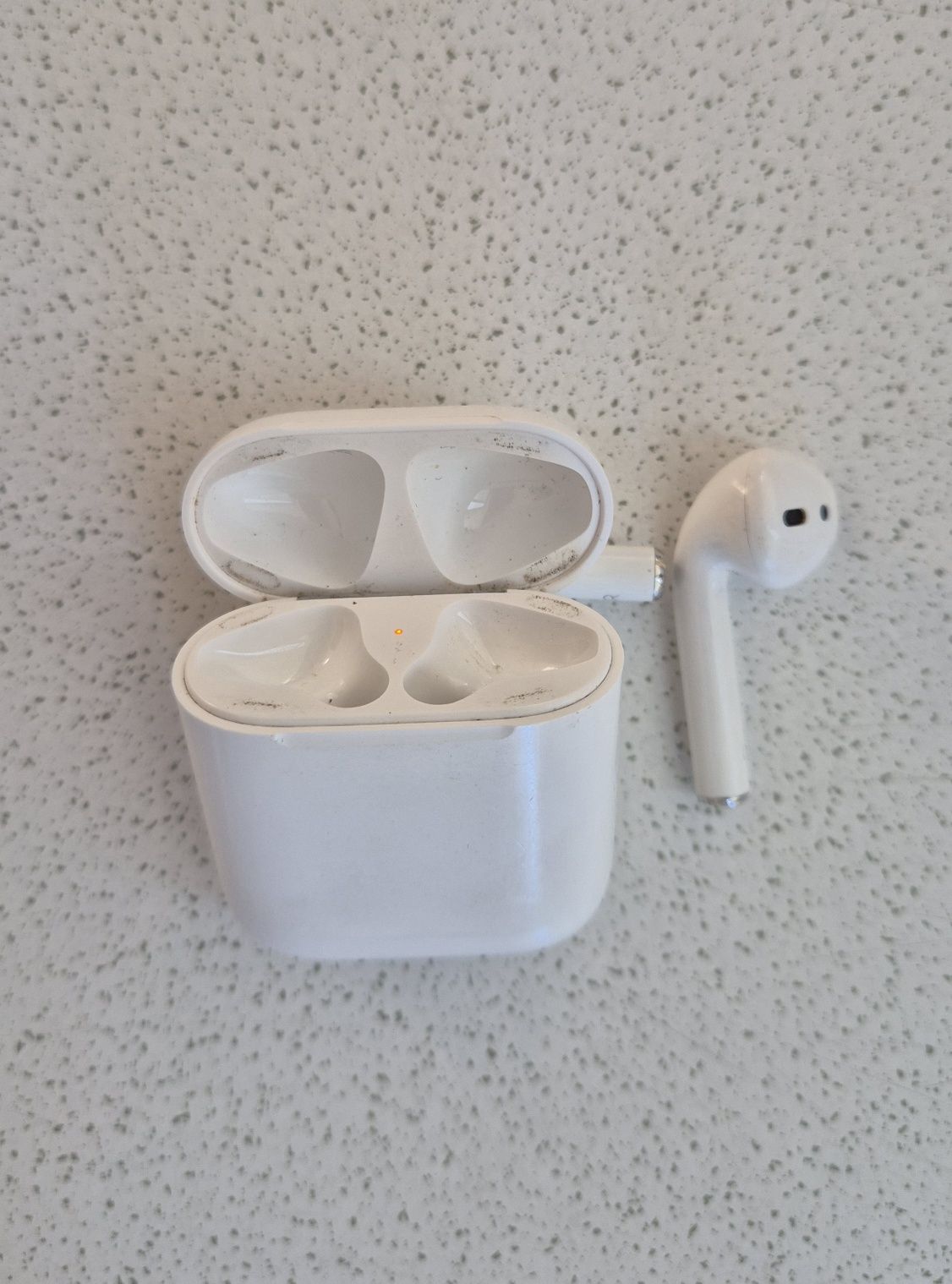 Apple - AirPods 1