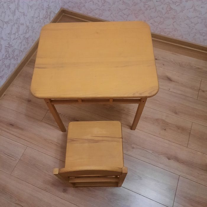 Дитячий стіл та стілець