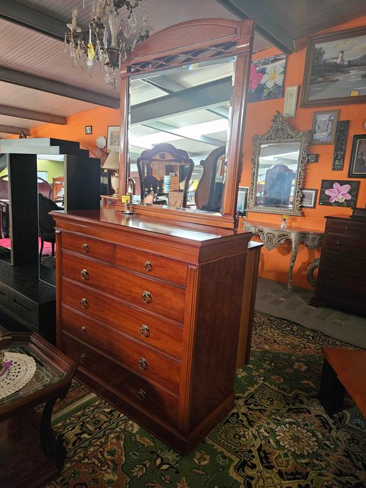 Enorme comoda em madeira maciça com espelho - óptimo estado