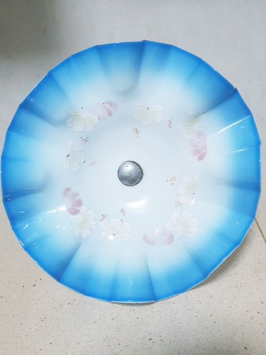 Linda antiga fruteira de pé alto com vidro opalino esmaltado à mão