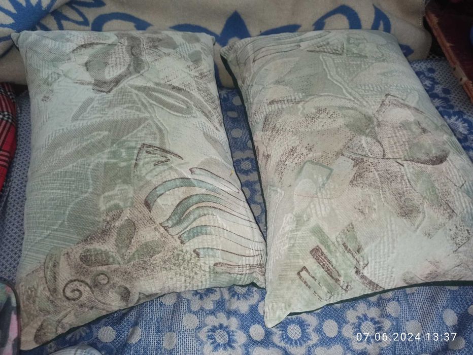 продам одеяла и подушки диванные и из куриного пера