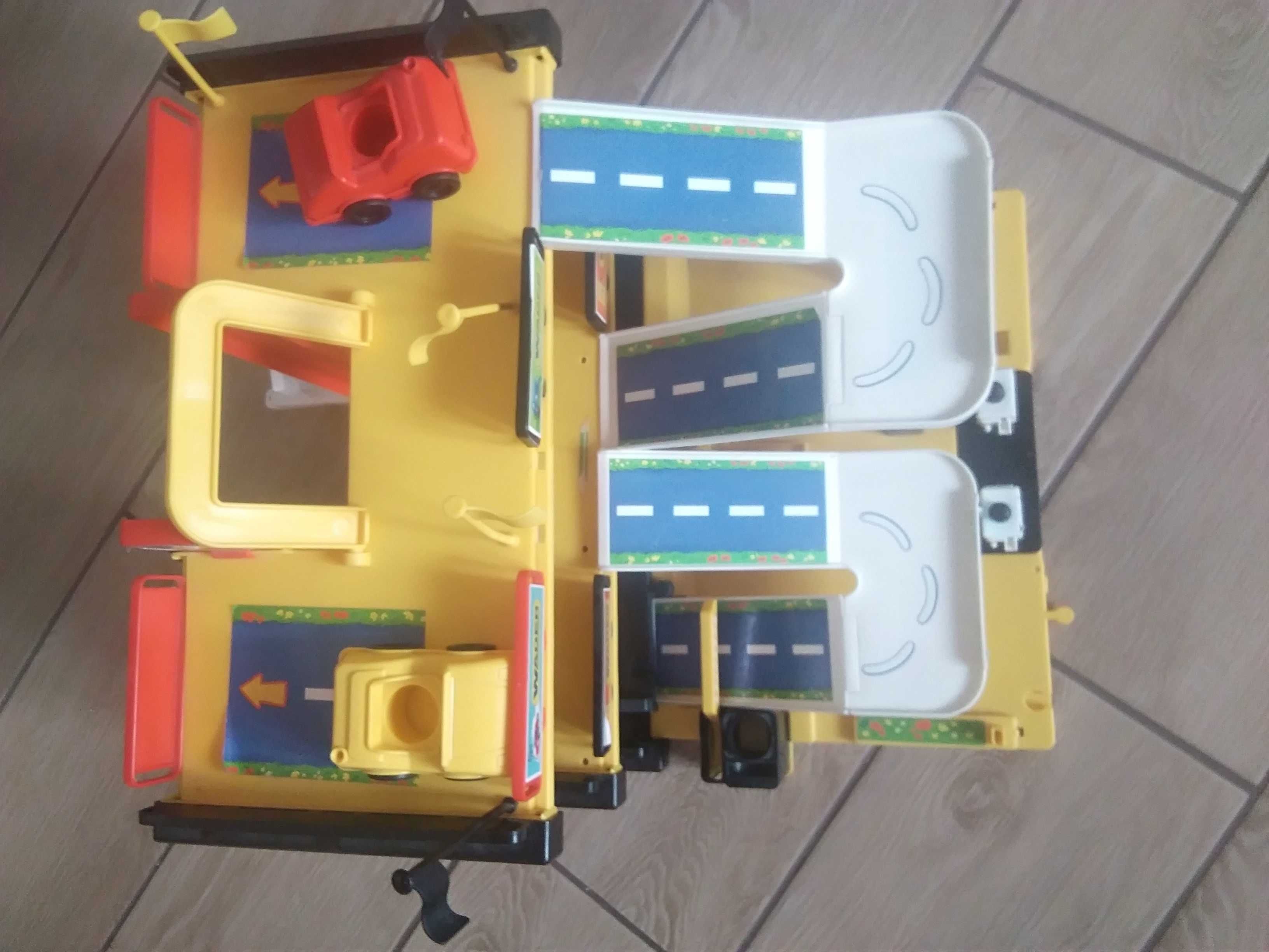 Parking z 2 autami Wader