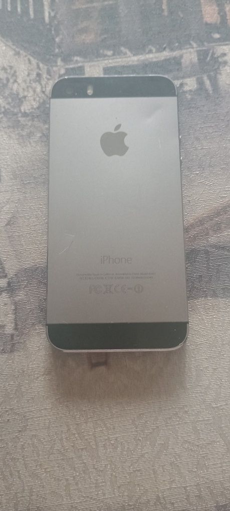 iPhone 5s 16gb с зарядкой