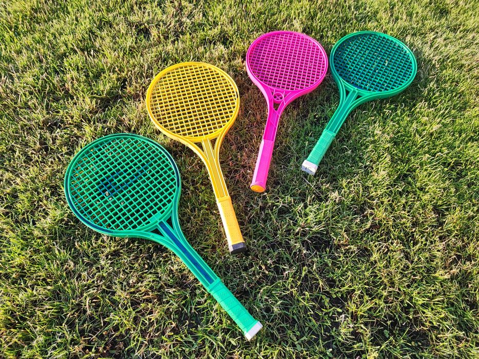 Paletki rakiety plastikowe dla dzieci do tenisa 4szt + 2 piłeczki