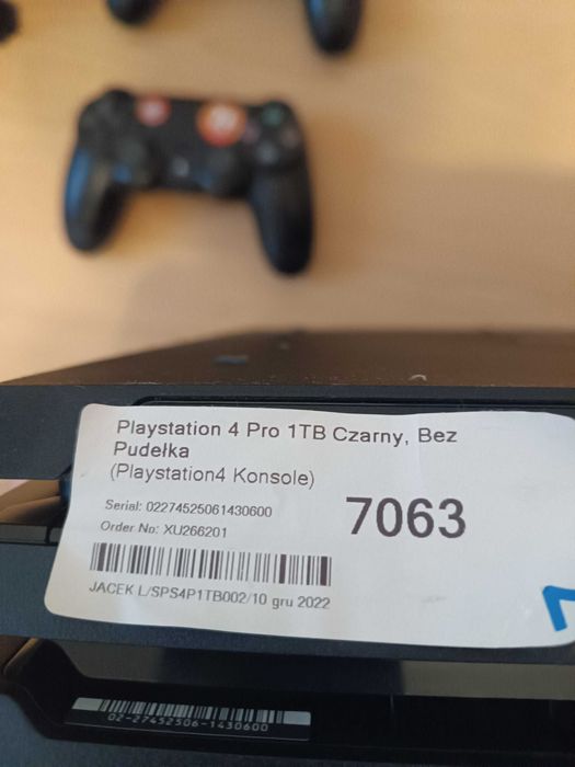 Konsola Playstation 4 Pro 1TB + 2 pady + 14 gier