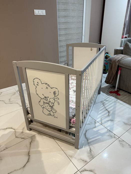 Łóżeczko dziecięce tapczanik Bajka kaszmir z szufladą oraz barierką