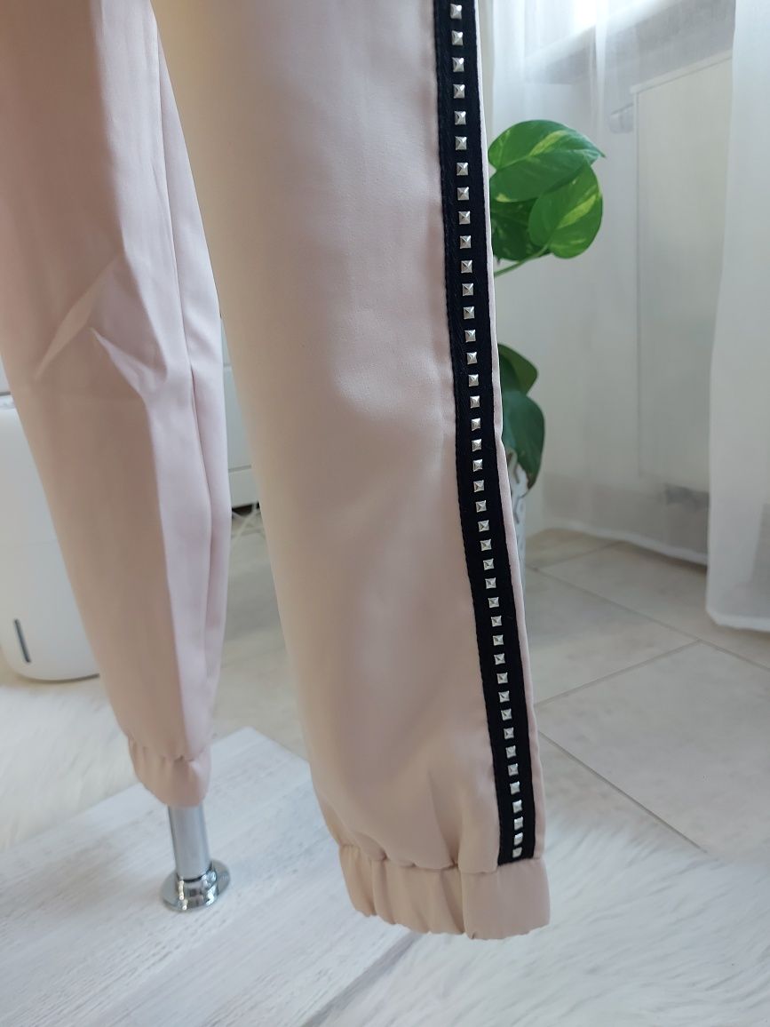 Spodnie damskie 36 kremowe z lampasqmi ćwieki ściągaczem