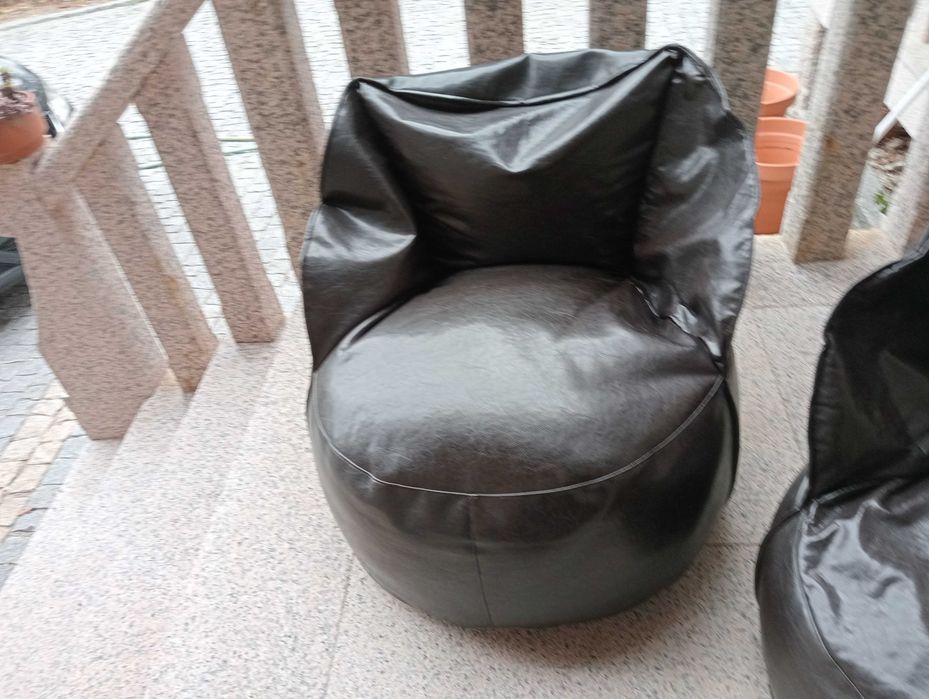 conjunto de 2 puffs de interior  em pele.