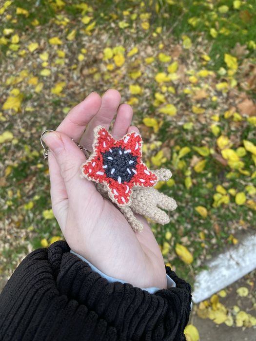 Вʼязаний брелок «Демогорган» на замовлення