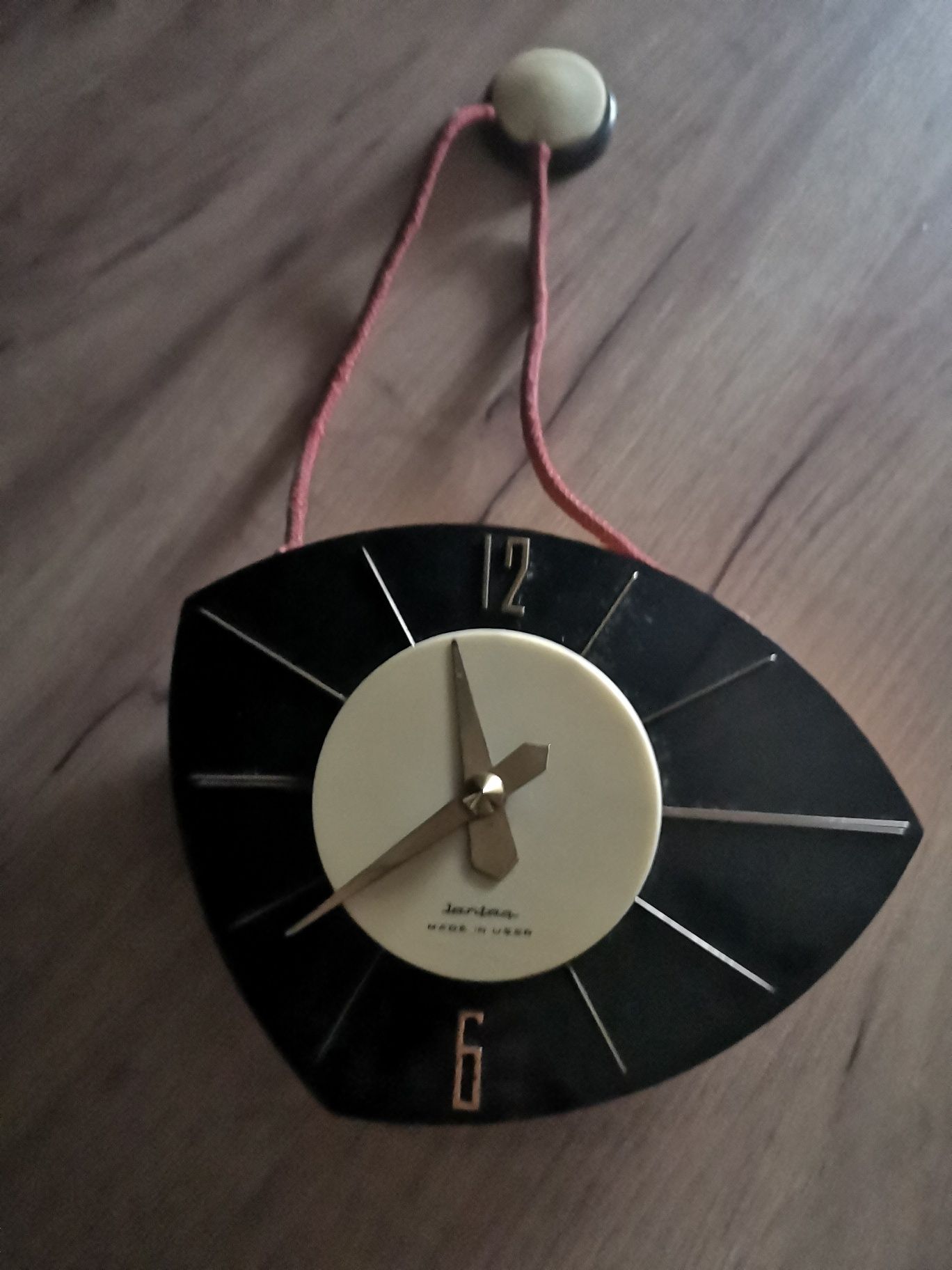 Zegar wiszący PRL z kluczykiem do nakręcania