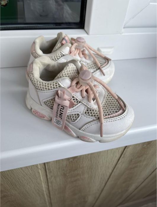 Дитяче взуття на дівчинку