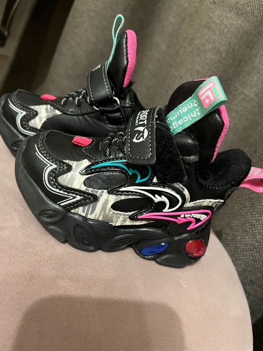 Продам кросівки дитячі 21  розмір з утепленням (хутром) демі