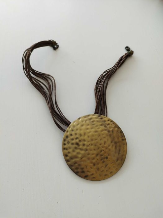 Vários colares com pendentes