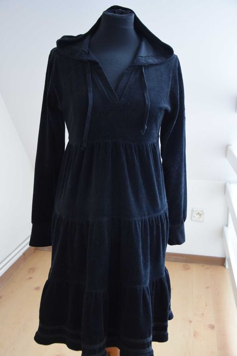 Czarna welurowa bawełniana sukienka z kapturem midi b.young M