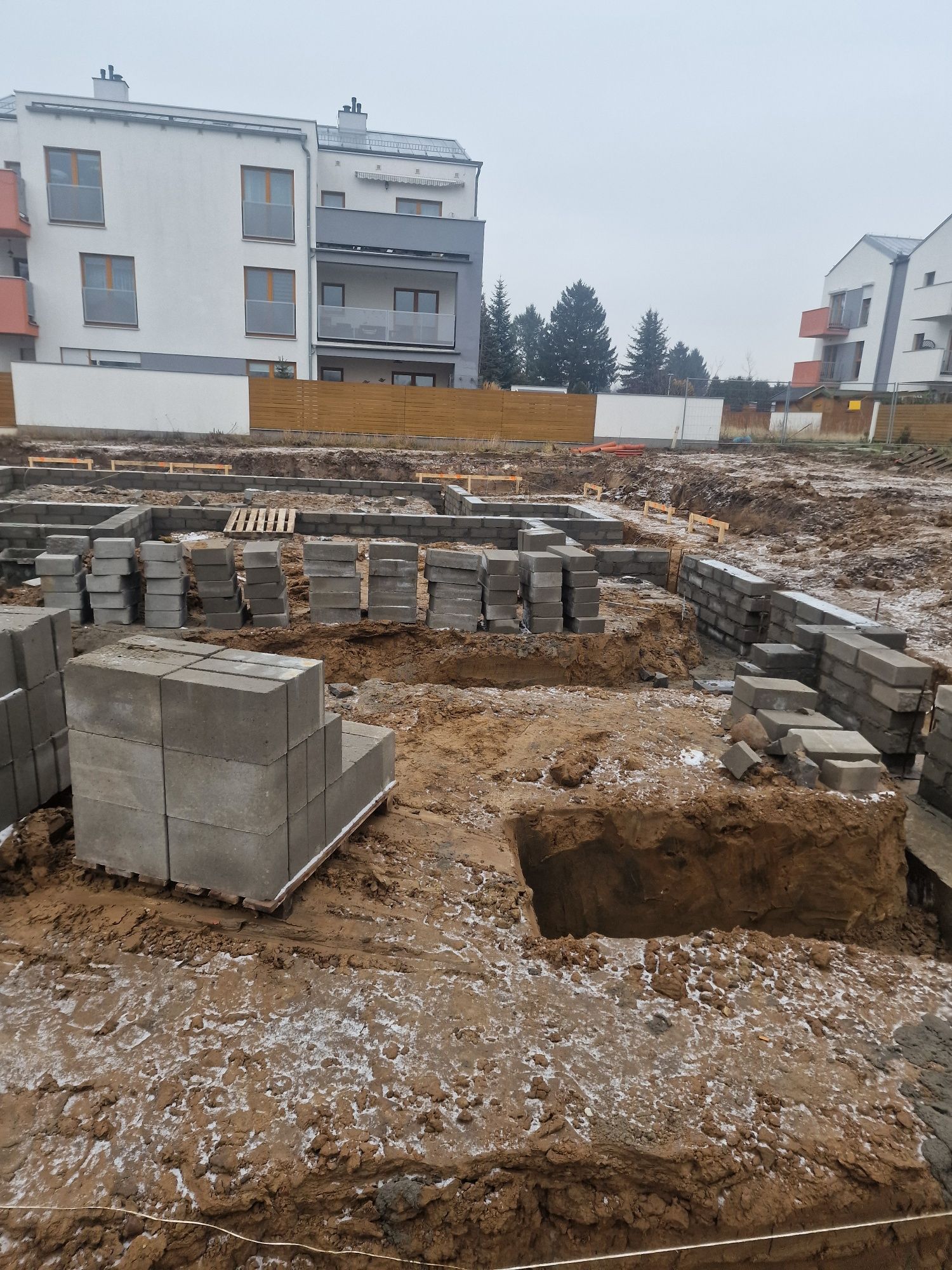 Budowa domów stany surowe.