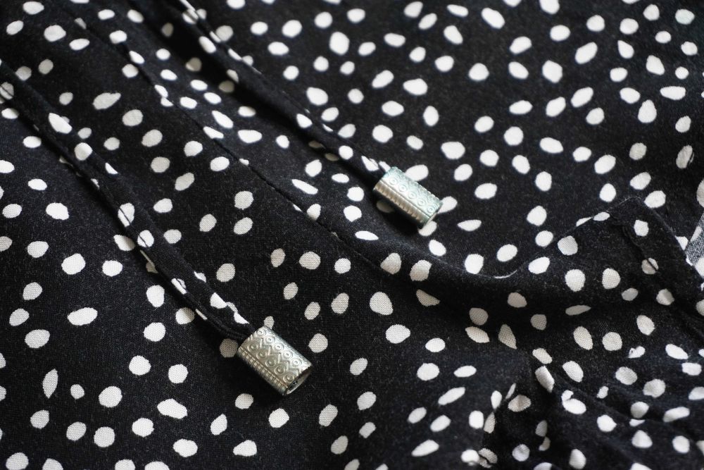 Czarne szorty w kropki z ozdobnymi troczkami letnie dziewczęce