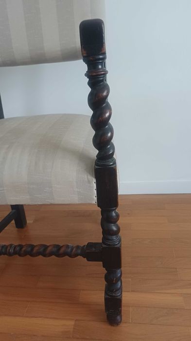 2 Cadeiras em Madeira Maciça Antiga