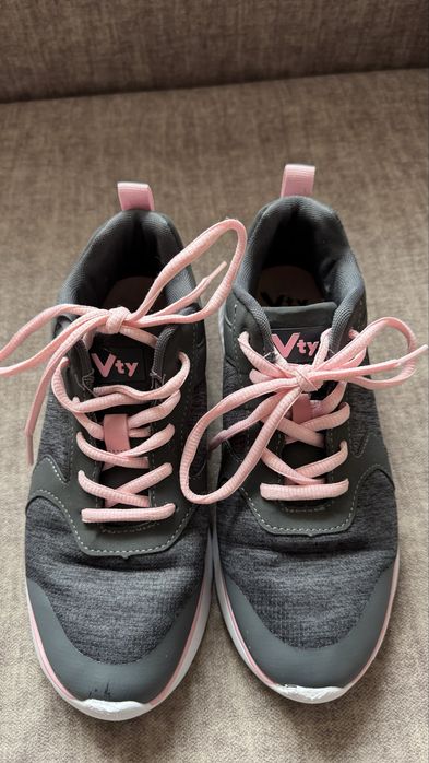 Кросівки жіночі.стан гарний.Розмір 37.Сірого кольору