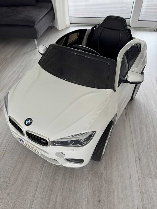 BMW X6 M na akumulator – biały, skóra, MP3, LED – idealny dla dziecka
