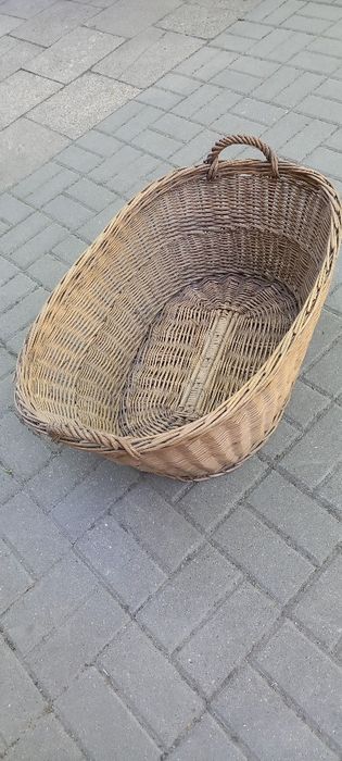 Stary wiklinowy kosz