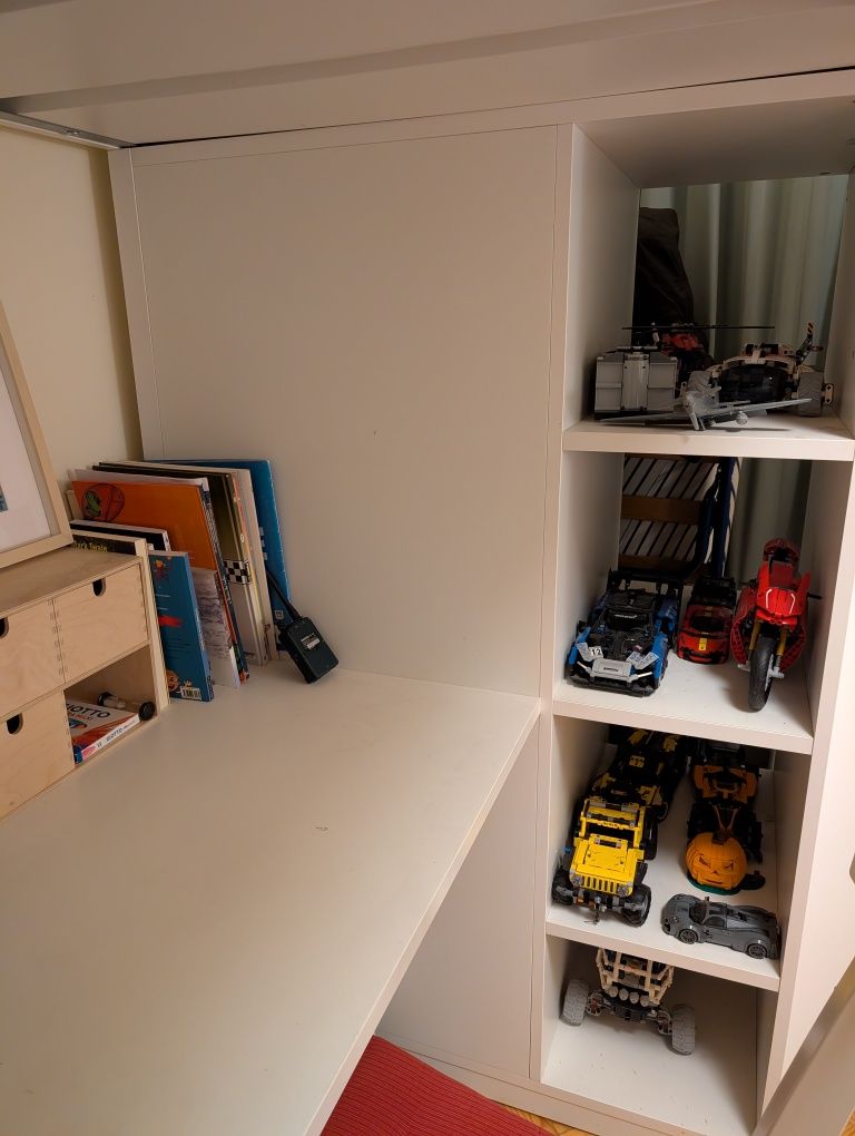 Cama alta Ikea com secretária, gavetas e roupeiro.