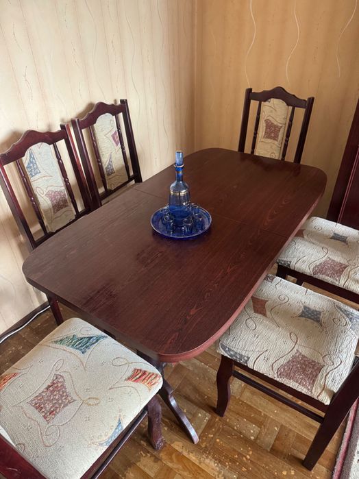 Stół rozkładany z krzesłami