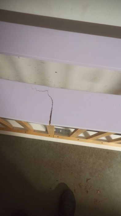 Łóżeczko dziecięce z materacem.