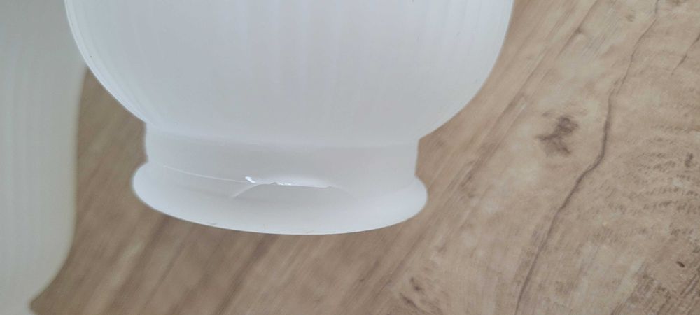 Dwa klosze do lampek-kinkietów.