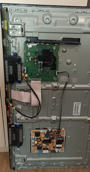 На запчастини телевізор Samsung UE43TU8002K