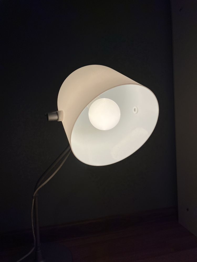 Stojacą lampka na biurko Svirvel ikea