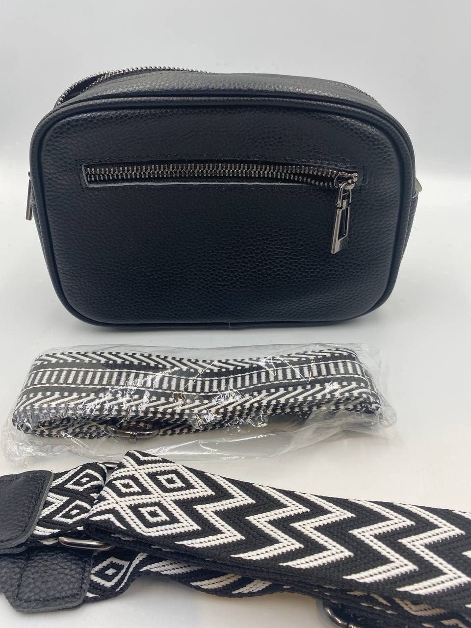 Torba damska czarna.  2 paski z różnymi wzorami.  Długość 22 cm. Wysok