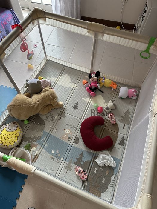 Parque bebés com tapete