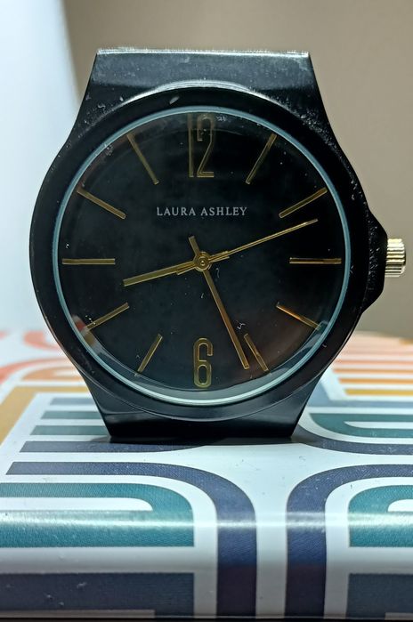Czarno-złoty zegarek damski. Laura Ashley