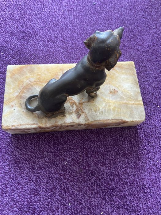 Figurka jamnika na podstawce z marmuru