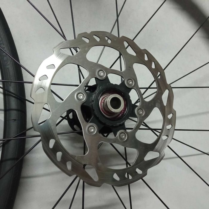 Rodas fulcrum racing 6 com discos e pneus.