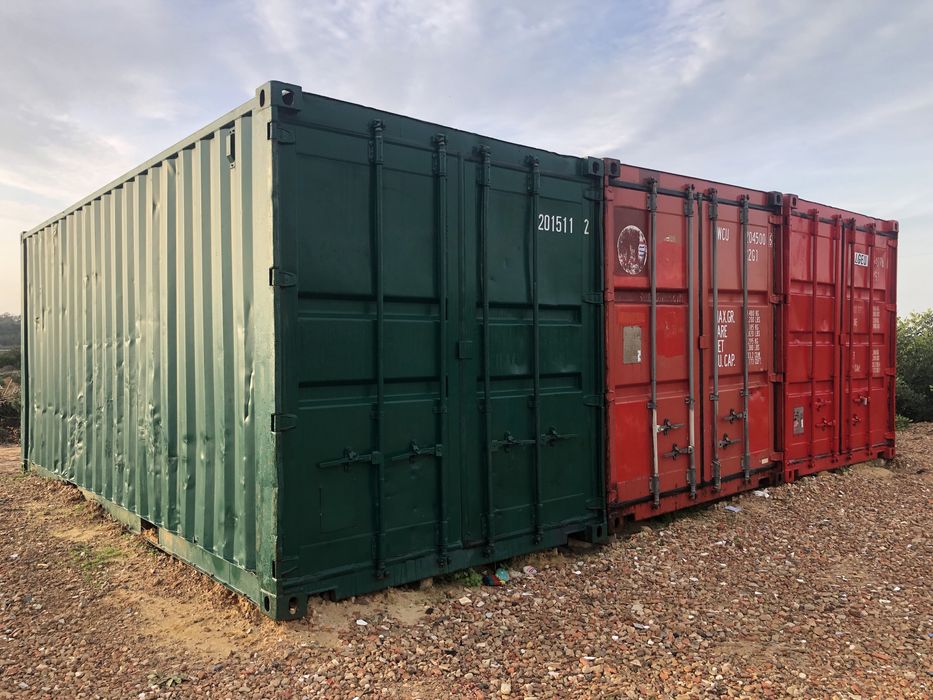 Aluguer de contentores em parque privado.