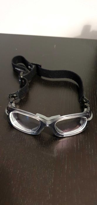 Óculos de desporto, novos, para criança.