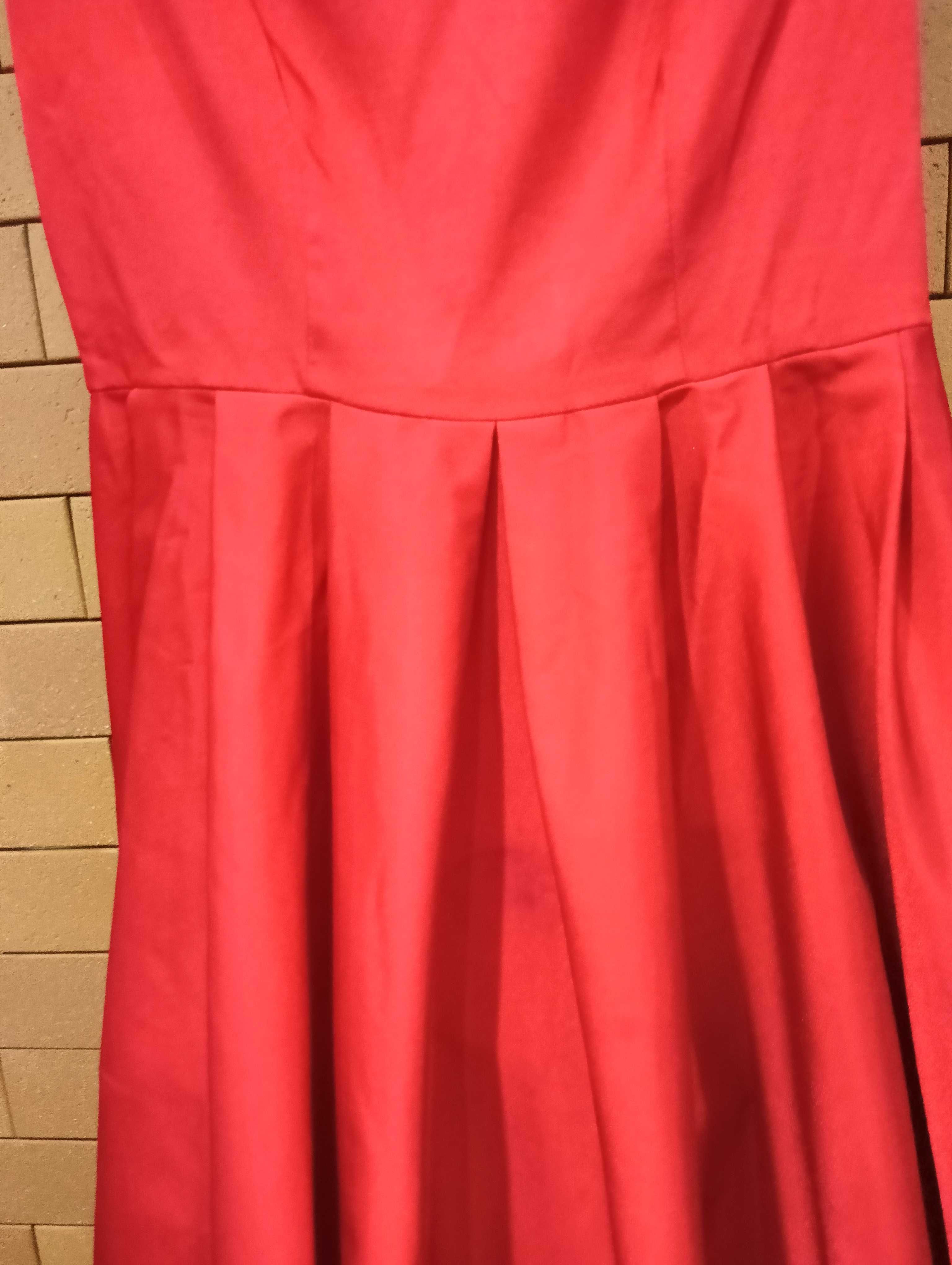 Czerwona koktajlowa sukienka z tafty.