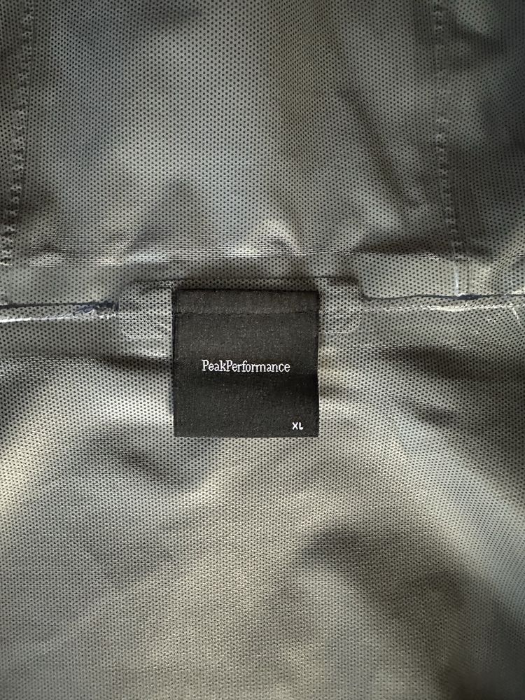 Чоловіча легка вітровка Peak Performance.  XL.
