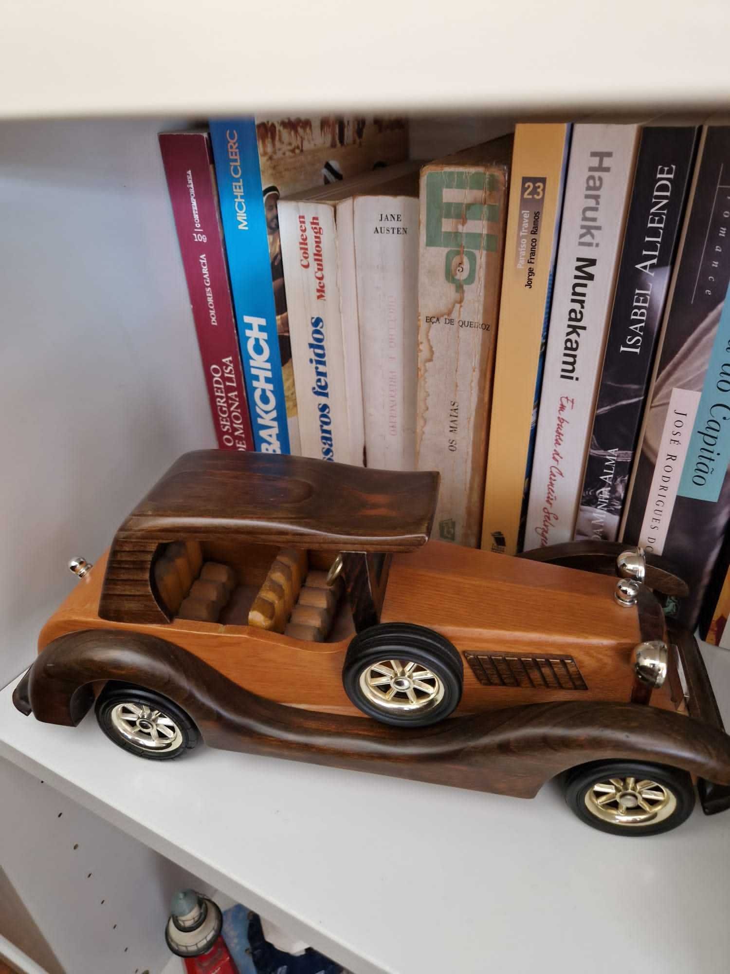 Carro antigo em madeira