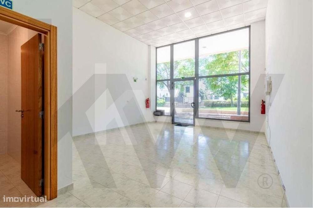 Loja Em Ramada E Caneças I Arrendado Com Rentabilidade Excelente