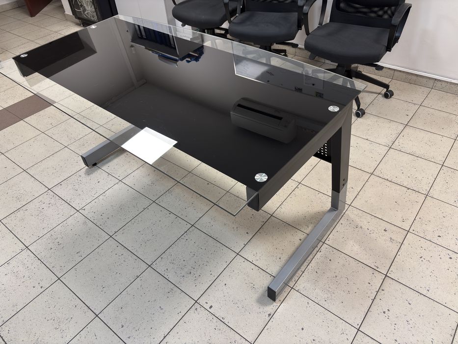 Biurko z szklanym blatem