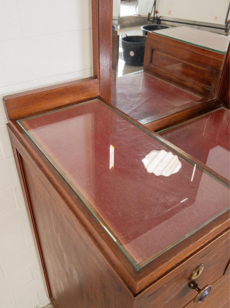 Cómoda estilo Art Deco tardio, em bom estado geral.