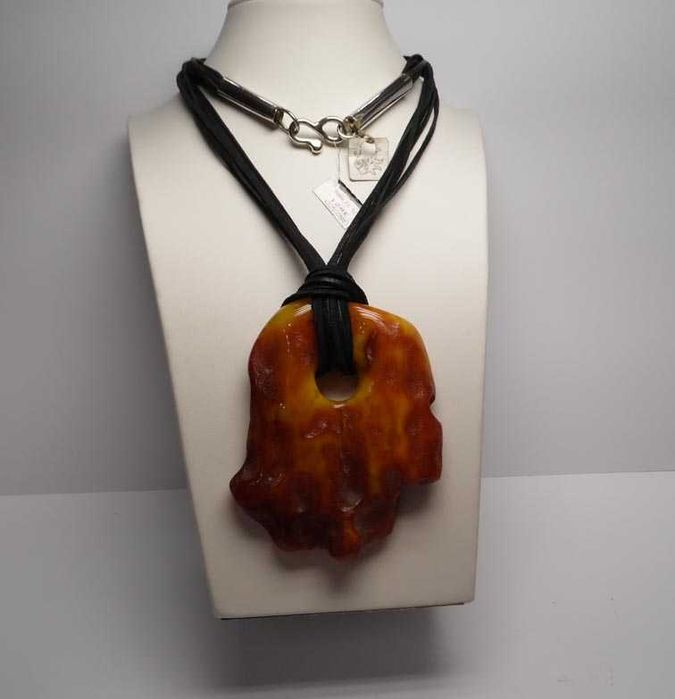 Autorski naszyjnik bursztyn rzemienie srebrne zapięcie.