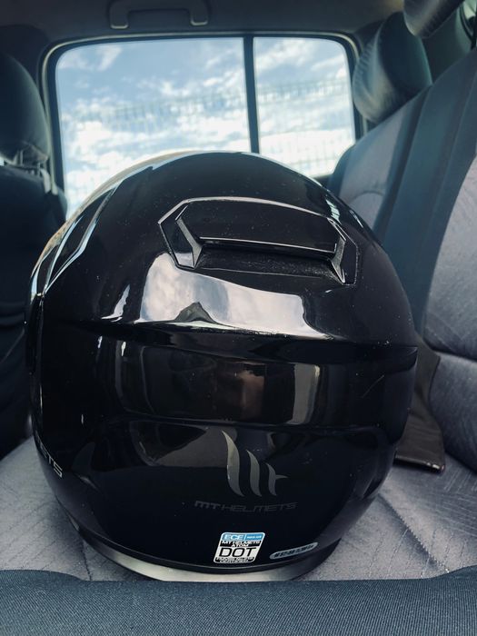 Capacete preto com viseira transparente