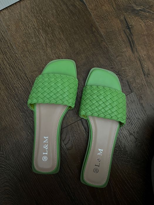 Нові шльопки зеленого кольору 38 розмір