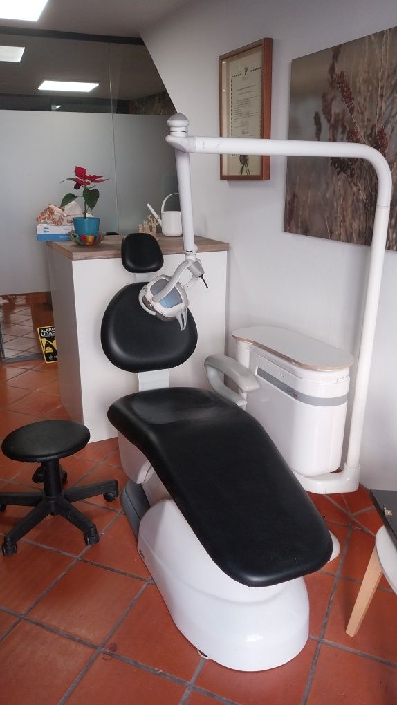 Cadeira de dentária /podologia com lâmpada e braço móvel