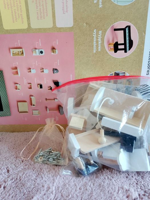 Drewniany domek z mebelkami.