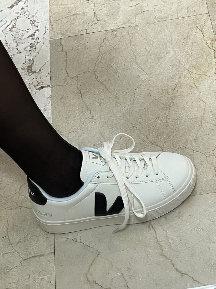 Tenis brancos e pretos Veja