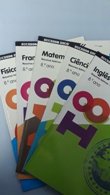 Livros de Inglês, Ciências, Matemática, Francês e Físico-química do 8º